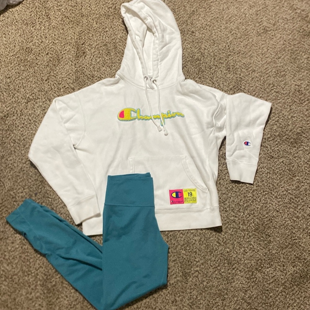 Champion sweatshirt, Nike leggings